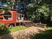 Maringotka u rybníka